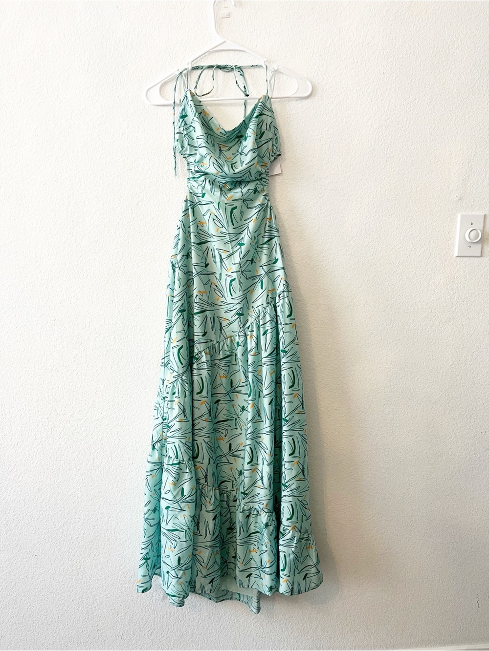 NEW ASTR Revolve Maxi Open Back Cut Dress Green Small Tier
